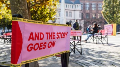Regiestuhl mit Slogan der Frankfurter Buchmesser 2023 "And the Story goes on".