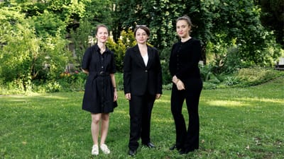 Das Bild zeigt Stéphanie Soubrier, Anne-Sylvie Dupont und Madeline Woker. Die Jurypräsidentin des Early Career Awards und die ersten zwei Preisträgerinnen.